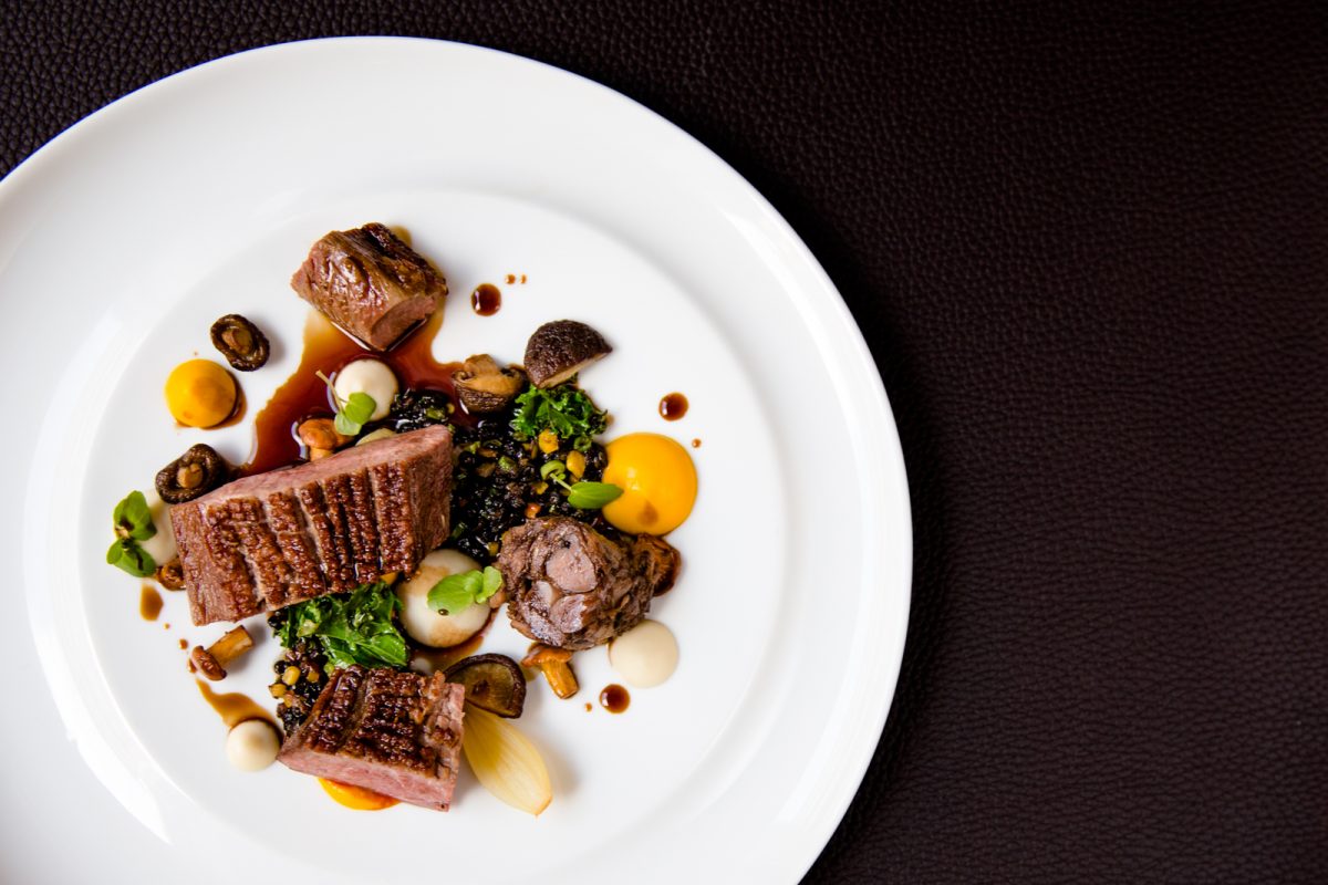 Mikä on maistelumenun ja yllätysmenun ero?